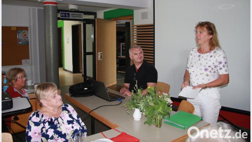 Zum Thema „Wohlfühlen im Alter mit den Kräften der Natur“ referierte Hildegard Kern (rechts) aus Nagel. Bild: wro