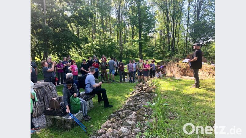 Zdeněk Procházka (rechts) aus Domažlice erläutert den Exkursionsteilnehmern das jetzt wieder in Umrissen erkennbare Grafenried, das heutige Lučina. Bild: eib