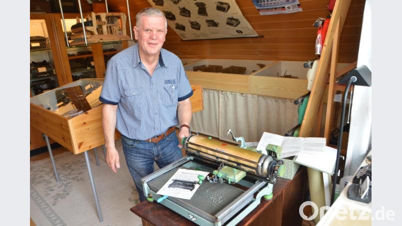 Günter Pschibl ist ein leidenschaftlicher Sammler und Tüftler. Eine chinesische Schreibmaschine der Marke "Fliegende Tauben" gehört seiner Sammlung. Vor etwa einem halben Jahr stöberte er sie im Internet auf. Die Schriftzeichen und die Beschreibung kann er allerdings nicht lesen. Bild: dob
