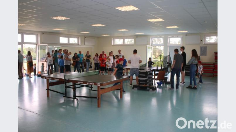 Beim Tischtennis gilt es, mit zugespielten Bällen Becher abzuschießen. Bild: sne