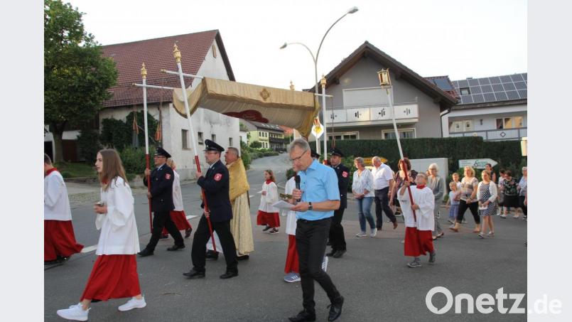 In einer Prozession ist der Leib Christi von Stadtpfarrer Alfons Kaufmann in der Monstranz durchs Dorf getragen worden und damit das Dorf unter den Schutz Gottes und des Hl. Vitus gestellt worden. Bild: frd