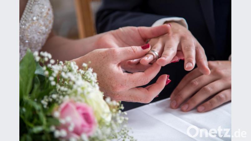 Die eigene Hochzeit sollte ein unvergesslicher Tag sein, aber nicht weil ein Gast einen Masskrug auf dich wirft. Symbolbild: Christian Klose/dpa