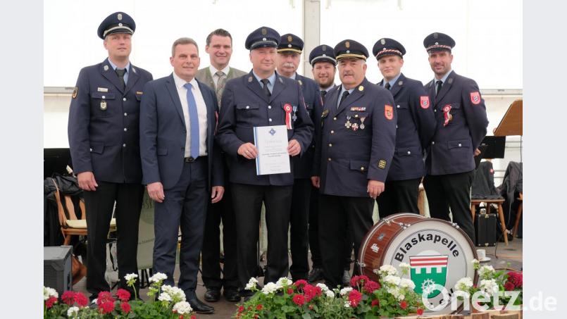 Der Geehrte Peter Breitschafter (Bildmitte), zusammen mit der Landkreisführung, der Vorstandschaft der Feuerwehr Zeinried, sowie Bürgermeister Eckl und Landrat Thomas Ebeling. Bild: tkr