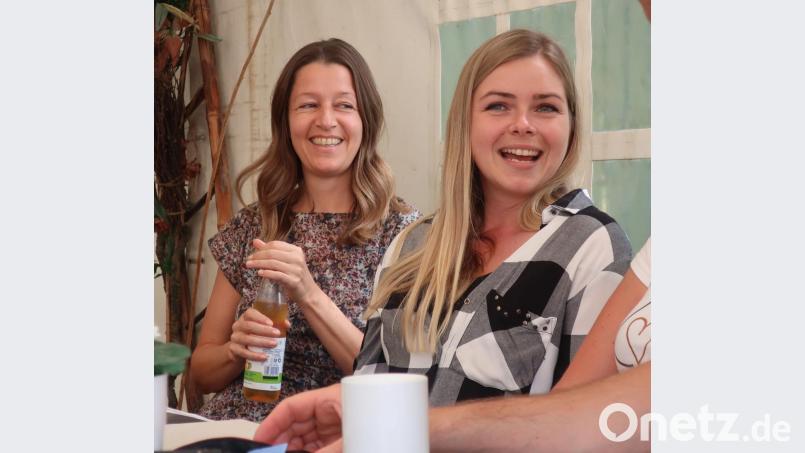 Die beiden Yoga-Lehrerinnen Kristina Nicolaus (rechts) und Ranja Weis (links) gehören zium Organisationsteam des zweiten Yoga-Festivals am Steinberger See. Bild: Hirsch