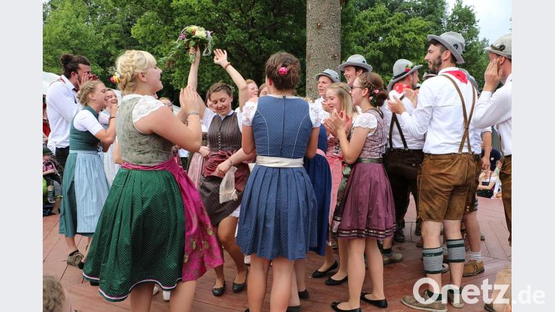 Der Wecker hat seine Schuldigkeit getan, das neue Oberkirwapaar steht fest, und Moila und Boum gratulieren. Bild: gru