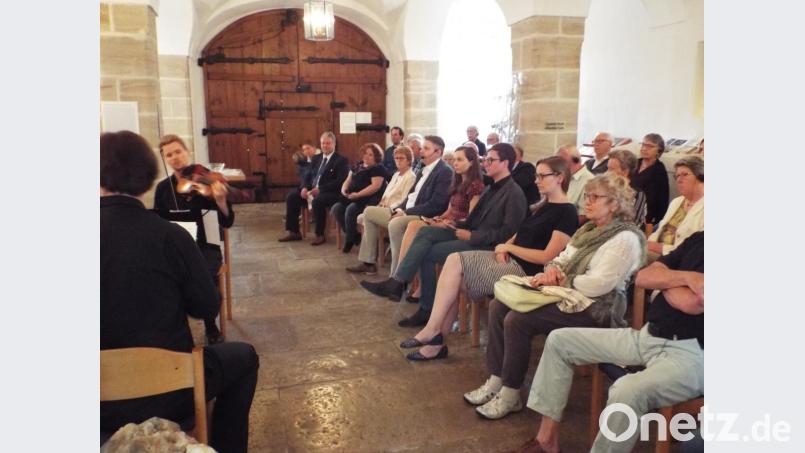 Viele Gäste kamen zur Vernissage nach Theuern. Bild: e