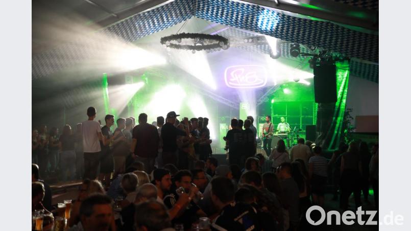 Stimmung pur herrschte im TSV-Festzelt bei der Partynacht mit Pop nach 8. Bild: njn