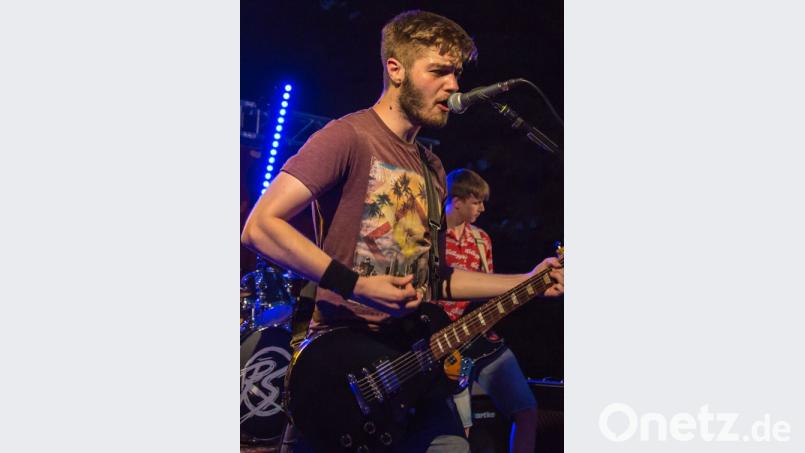 Musik als &quot;absolute Leidenschaft&quot;: Andy Teichner spielt bei den &quot;404 Whizzkids&quot; Gitarre und bei &quot;Random System&quot; Bass. Bild: Reinhold Buchner