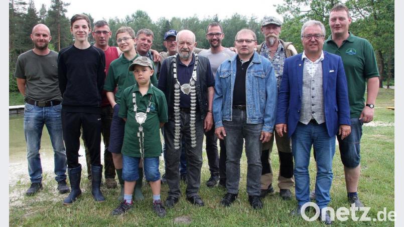 Der Angelwettbewerb ist ein fester Bestandteil des Fischerfestes. An der Kipp wurden die Sieger gekürt und die Königsketten an Nachwuchsangler Hannes Hechtl (vorne links) und Günther Brosch überreicht. Es gratulierte Vorsitzender Daniel Hechtl (links), 2. Vorsitzender Matthias Zwerenz und Bürgermeister Toni Dutz (von rechts). Bild: wro