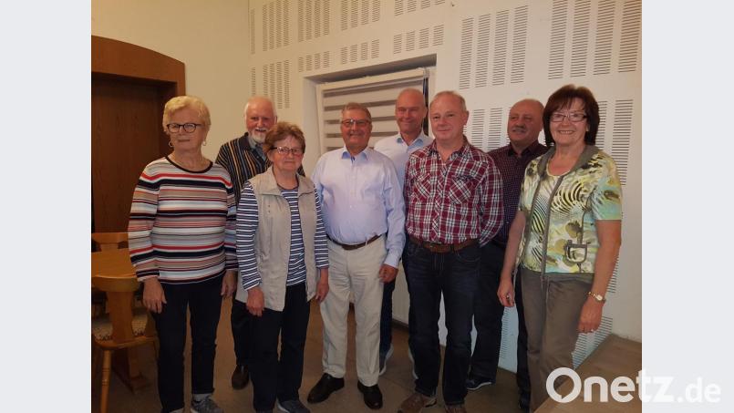 Geehrte Mitglieder (von links): Rosa Mertel, Winfried Wirth, Irmgard Inzelperger, Klaus Schluze, Erwin Reng, Josef Schanderl, Georg Donhauser, Sieglinde Pipetz Bild: Irene Reng/exb