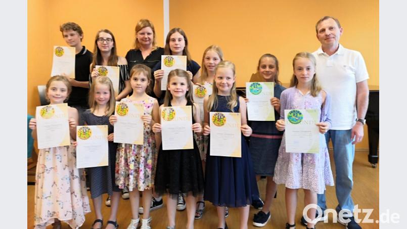 Die Lehrer Ivonne Drzymota (hinten, Dritte von links) und Joachim Steppert (rechts) sind stolz auf Annika Neubauer, Josephine Schricker, Marie Walter, Anna Hefner, Lily Teschke und Sarah Brandt (vorne, von links) sowie auf Mateusz Niemczuk, Nicole Bachmann, Sophia Arnold, Katharina Fehn, Katharina Ficker (hinten, von links). Bild: jst