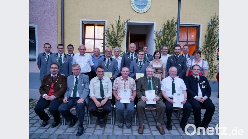 Im Namen des DSB, BSB, Bezirks und Grenzgaus zeichneten Gau- und Bezirksvertreter Stefan Brandmiller und Florian Frischmann zahlreiche Mitgliedes des SV 1884 mit Ehrennadeln und Urkunden aus. Bild: gz