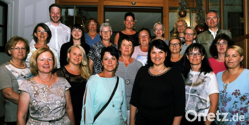 Der neue Vorstand der Frauen-Union mit den Vorsitzenden (vorn, von rechts) Diane Schobert, Birgit Barth, Barbara Gerl, Claudia Kammerl und Renate Amrhein sowie MdL Harald Schwartz (hinten rechts), dem JU-Kreisvorsitzenden Henner Wasmuth (hinten links) und der stellvertretenden FU-Bezirksvorsitzenden Susanne Plank (Zweite von links). Bild: gf