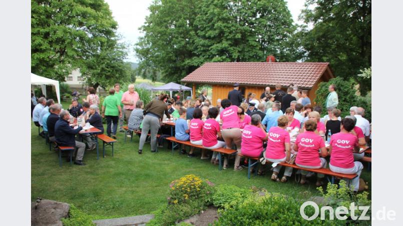 Nach dem Festgottesdienst folgte die weltliche Feier des Kirchenpatroziniums im nahen Dobmeier- Biergarten. Bild: frd