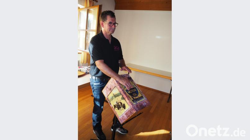 Ulrich Fuchs begleitet die Sängerinnen auf seinem Cajón, dessen Klang einen Konzertbesucher besonders erstaunte: Wegen des Designs hielt der das Instrument für leeren Ölkanister. Bild: bl