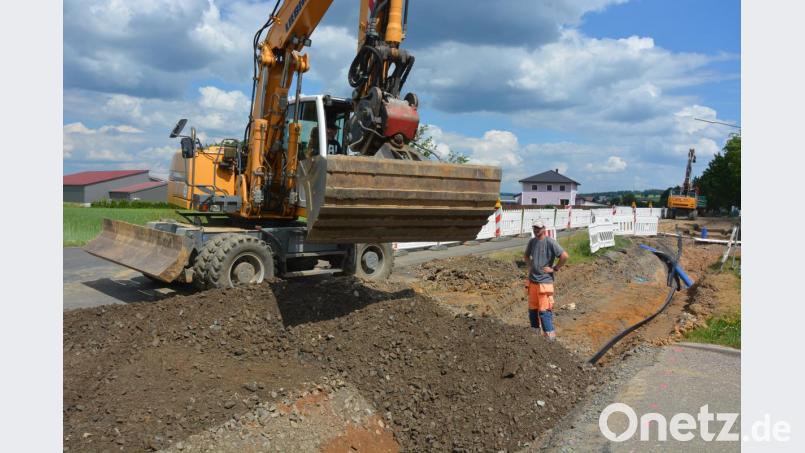 Schon weit fortgeschritten sind die Bauarbeiten im Bereich der Stiftlandwerkstätten. Während der nun gültigen Straßensperrung werden Hausanschlüsse neu verlegt. Bild: jr