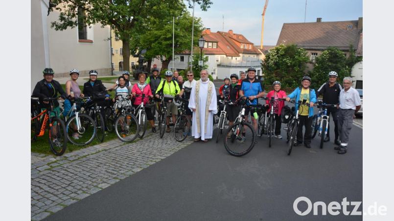 In die Pedale stiegen 22 Radwallfahrer, die sich am Mittwochmorgen von Konnersreuth aus auf den Weg nach Altötting machten. Pfarrseelsorger Pater Benedikt Leitmayr (Mitte) verabschiedete die Radfahrer mit dem Pilgersegen. Organisiert hat die Radwallfahrt erneut Edgar Wenisch (Fünfter von rechts). Bild: jr
