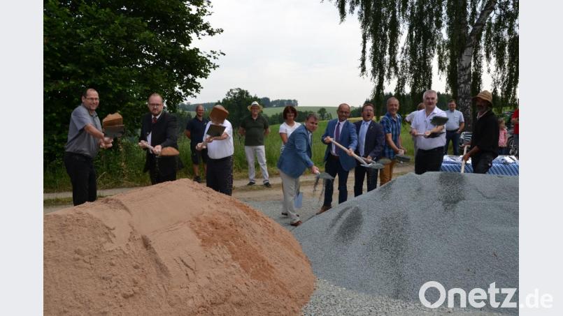 Der offizielle Spatenstich ist erfolgt. Jetzt können die Arbeiten für den ersten Teilabschnitt des neuen Radwegs zwischen Windischeschenbach und Krummennaab beginnen. Von links: Karsten Heßling vom Amt für ländliche Entwicklung, Landrat Andreas Meier (Neustadt), zweiter Bürgermeister Reinhard Naber (Krummennaab), Bürgermeister Karlheinz Budnik (Windischeschenbach), stellvertretender Landrat Alfred Scheidler (Tirschenreuth), Bürgermeister Hans Donko (Erbendorf), Planer Wolfgang Kraus, Bürgermeister Ulrich Roth (Krummennaab) und Bauunternehmer Stefan Windschiegl. Bild: Lowak