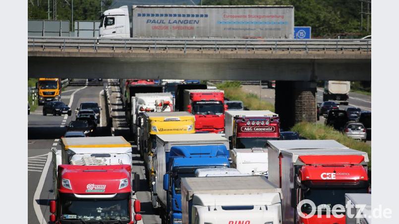 Mit dem Laster durch die Republik zu fahren, ist für viele junge Menschen nicht mehr attraktiv. Mittlerweile fehlen Zehntausende Lastkraftfahrer. Bild: Oliver Berg/dpa