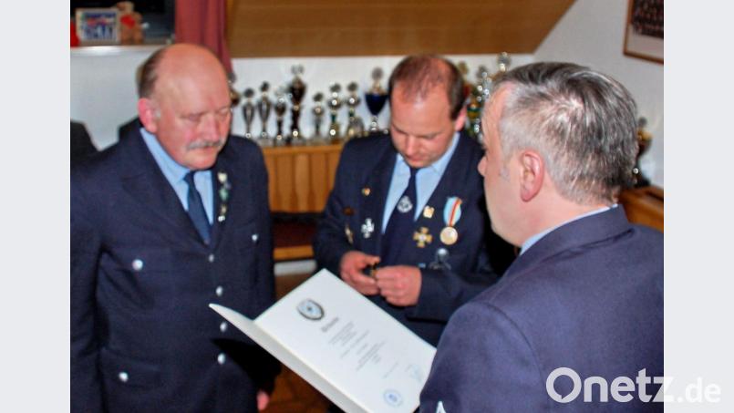 Armin Grieshammer bekam von stellvertretendem Kreisvorsitzenden Ingo Pürner und Kreisvorsitzendem Thomas Semba (von links) das Fahnenträgerabzeichen des Bayerischen Soldatenbundes in Gold verliehen. Bild: hai