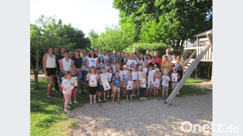 Beim Märchenfest erhielten die Kinder der Papageiengruppe Urkunden, die sie als „Märchenexperten“ auszeichneten. Darüber freuten sich auch ihre Eltern und das Personal des Kinderhauses. Bild: si