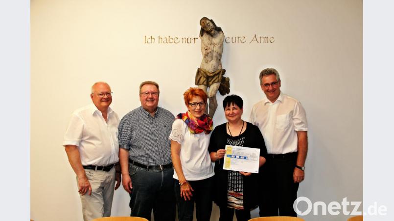 Die Vorstandschaft der Caritas Sozialstation Nabburg mit Vorsitzendem Pfarrer Hannes Lorenz (rechts), Kerstin Neidl (Zweite von rechts) und Geschäftsführer Gerhard Eilers (links) ist stolz auf das Ergebnis der Qualitätsprüfung. Die Arbeit ihres hochmotivierten Pflegeteams wurde vom Medizinischen Dienst der Krankenkassen mit der Bestnote 1,0 bewertet. Bild: bph