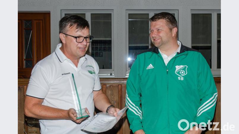 Vorsitzender Stefan Weiß (links) verabschiedet mit bewegten Worten den Meistertrainer Stephan Braun. Bild: jt