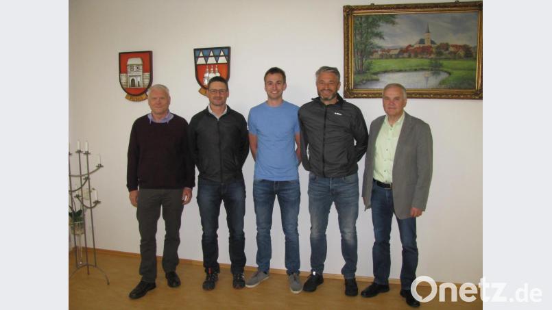 Die Vereinsvertreter, Jugendbeauftragter Gerd Schönfelder und Bürgermeister Günter Kopp (von links) besprachen das Ferienprogramm. Bild: exb