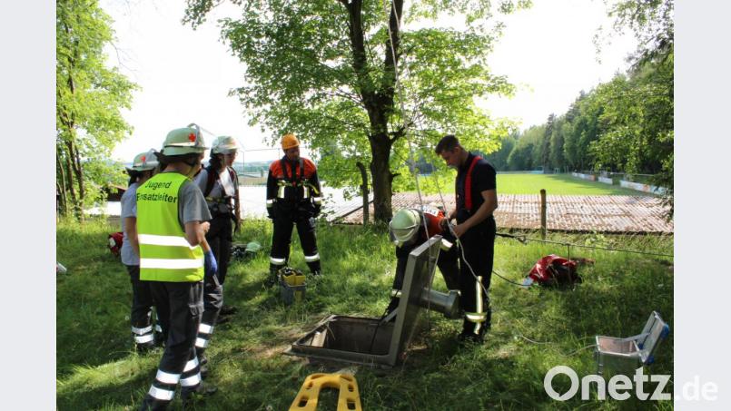 Als kompliziert bei den simulierten Einsätzen erwies sich die Rettung eines Arbeiters, der in einen Schacht gefallen war. Hier zeigte sich die gute Zusammenarbeit von Feuerwehr und BRK. Bild: flm