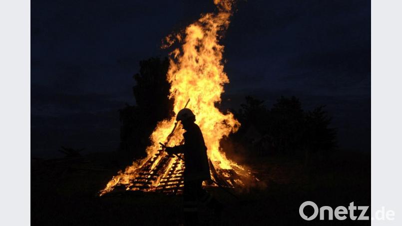 Nur was reinkommen darf, ist drin: Das versichern jedenfalls die Verantwortlichen der Johannisfeuer in Stadt und Land, mit denen Oberpfalz-Medien gesprochen hat. Die Zeiten, in denen noch lackierte Bauteile in Flammen aufgingen, sind vorbei. Archivbild: Alexander Unger