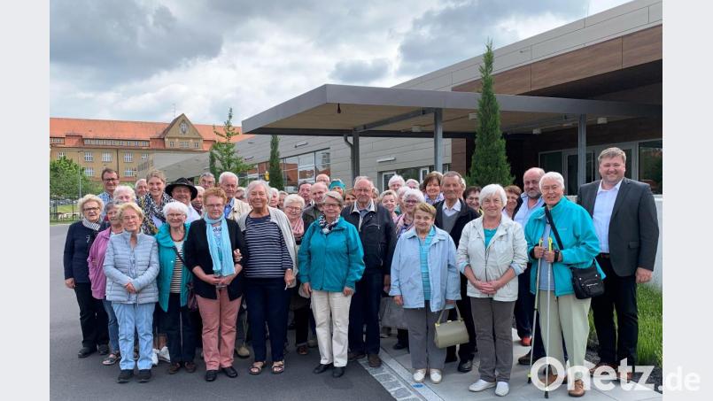 Die Kastler Senioren mit Bürgermeister Stefan Braun (rechts) und Seniorenbeauftragter Monika Breunig (Siebte von links) besichtigen die neuen Jurawerkstätten in Amberg. Bild: jp