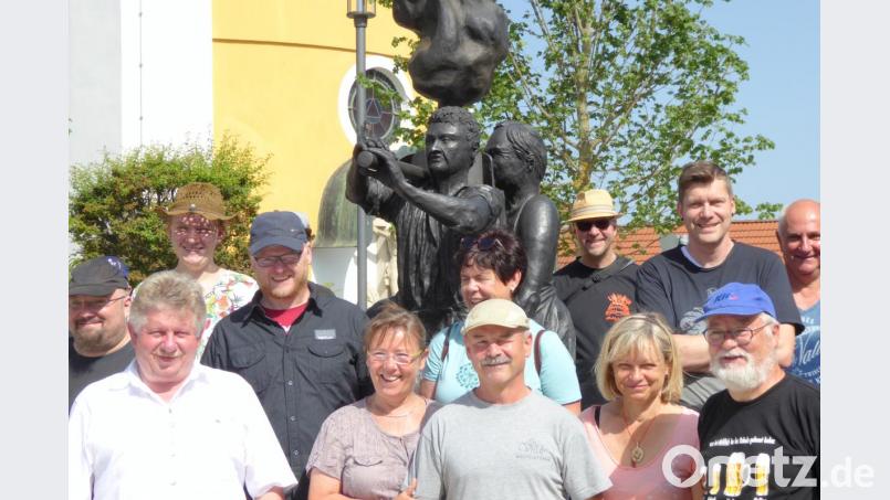 Einige Teilnehmer beim Treffen mit zweitem Bürgermeister Erich Sperber (links) am Zoigldenkmal. Bild: fsb