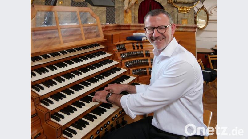 Wenn es seine knapp bemessene Freizeit erlaubt, spielt Pfarrer Vogel auch gerne mal den großen Spieltisch der Orgel. Meistens in den späten Abendstunden, wenn Ruhe in der Basilika eingekehrt ist und niemand mehr stört. Bild: tr