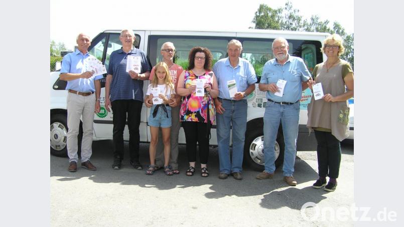 Vor dem "Citybus" stellte Bürgermeister Peter König (von links) gemeinsam mit den ehrenamtlichen Fahrern des mobilen Fahrdienstes für Senioren Alois Greger, Karl-Heinz Winterling, Alexandra Stehbach, Rolf Heindl, Karl Lenhard und Sidonia Koller das Programm für das zweite Halbjahr 2019 vor. Es fehlen Eleonore Bauer und Hans Beck. Bild: öt