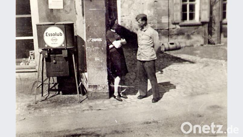&quot;Die Zwei von der Tankstelle&quot;: Eine junge Dame aus dem Markt plauderte an der &quot;Boder-Tankstelle&quot; um 1940 mit einem Soldaten der Wehrmacht. Repro: ü
