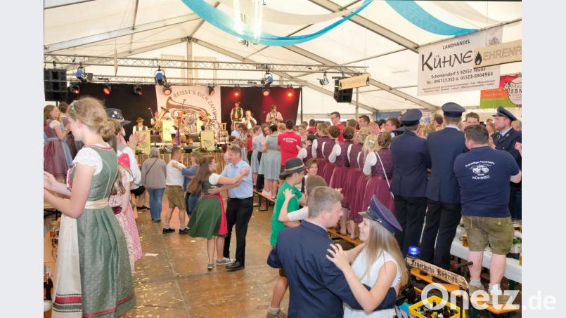 Die Kapelle Josef Menzl legte los und bereits kurz danach füllte sich die Tanzfläche. Sie wurde nicht mehr leer bis dann um 23.30 Uhr die Musikanten mit der Bayernhymne ihr Programm beendeten. Bild: tkr
