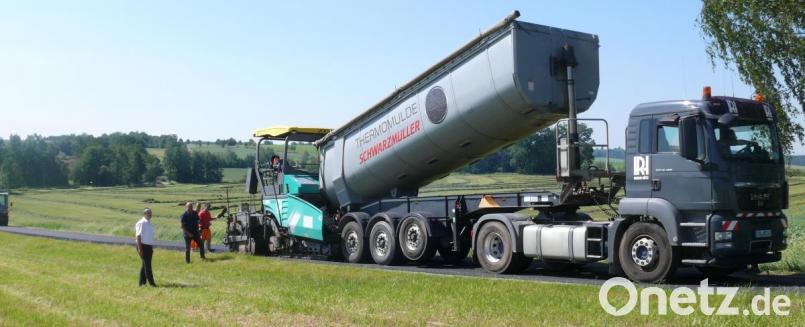 Die Asphaltierung der Kößlmühlstraße erfolgte bei brütender Hitze. "Da kommt man schon beim Zuschauen ins Schwitzen", meinte Bürgermeister Andreas Wutzlhofer. Bild: dob