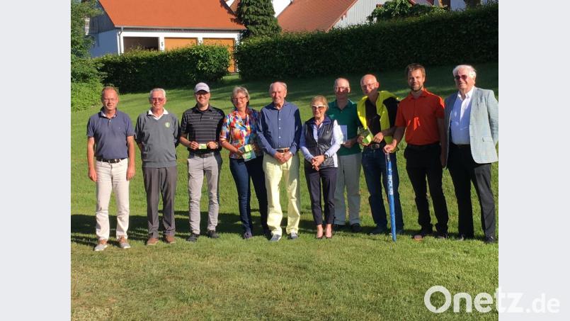 Die besten Spieler des Freundschaftsturniers mit Golfclub-Stiftland-Präsident Dr. Wolfgang Ries (rechts). Bild: exb