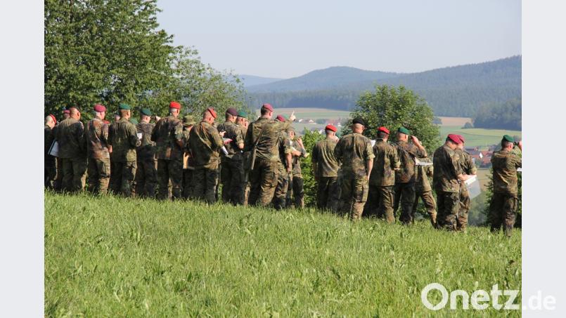 Die militärische Delegation bei der Geländeerkundung. Bild: dl