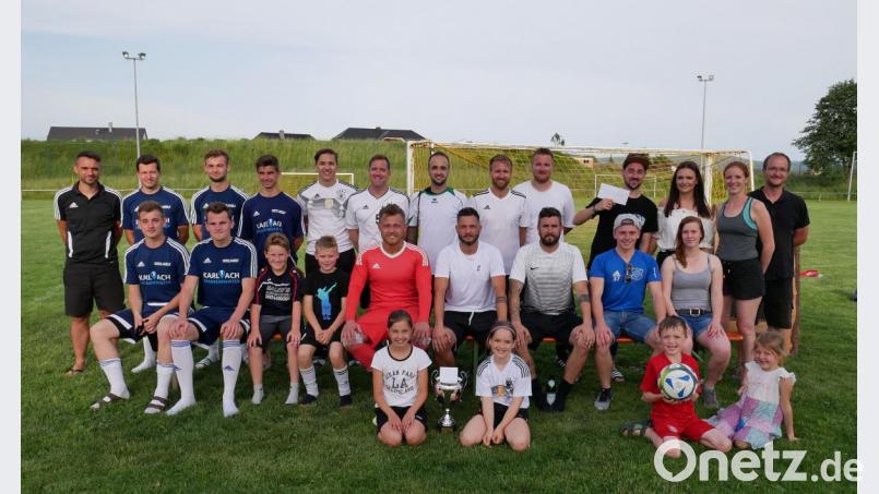 Der Hauptorganisator Florian Bauer (links) und TSV-Vorsitzender Thomas Meckl gratulierten den besten drei Teams zu ihren Preisen. Der Titel Marktmeister ging an das Team &quot;Extremadura&quot; mit Spielerkapitän Pascal Liebl (sitzend, Dritter von rechts). Bild: gz