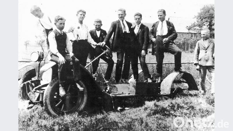 Nur drei Autos gab es im Ort, und dann das auch noch: Nach einem Unfall brannte das Auto von Lehrer Brandl aus. Mitglieder des Burschenvereins ließen sich 1932 vor dem Schrotthaufen ablichten. Repro: ü