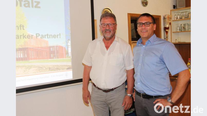 Bürgermeister Johann Maurer (links) und Baudirektor Erik Bergner freuen sich schon auf die &quot;Einfache Dorferneuerung&quot; in Waldkirch. Bild: pi