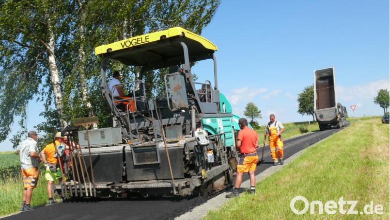Die Asphaltierung der Kößlmühlstraße erfolgte bei brütender Hitze. "Da kommt man schon beim Zuschauen ins Schwitzen", meinte Bürgermeister Andreas Wutzlhofer. Bild: dob