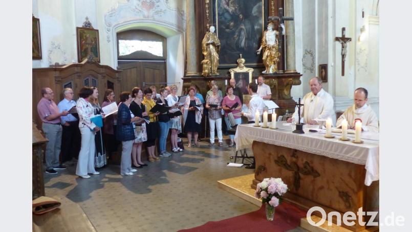Die Geistlichen Armin Maierhofer aus Mähring und Jaroslav Šašek aus Planá (von rechts) feierten mit den Sängern und Besuchern Gottesdienst. Bild: kod