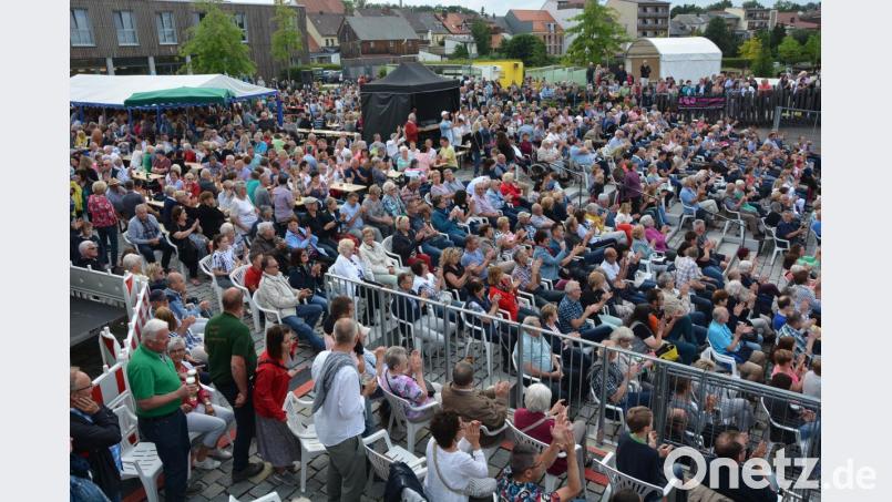 Eine mehr als eindrucksvolle Kulisse bildeten die mehr als 2500 Besucher, sie alle erlebten eine laue Sommernacht mit echten bayerischen und karibischen Rhythmen. Bild: jr