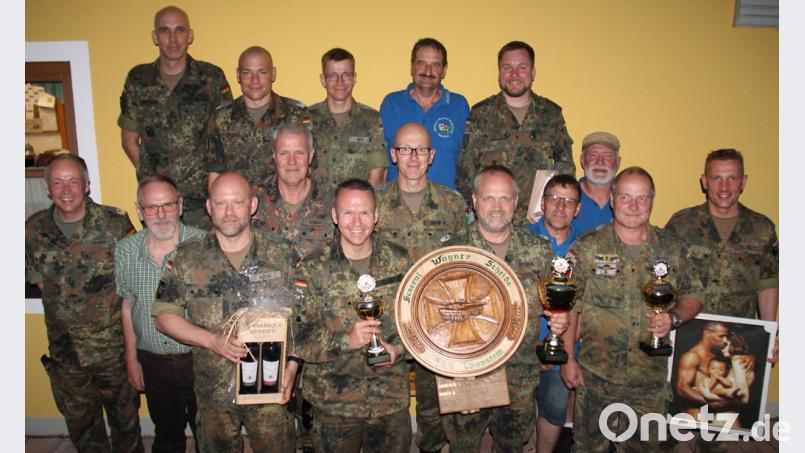 Die Preisträger des Vergleichsschießens mit Generalmajor Norbert Wagner (links), dem Scheibengewinner OTL Norbert Nering, den weiteren Pokalgewinner und Norbert Wolf, der mit einem 16-Teiler den ersten Sachpreis gewann (vorne). Bild: dl