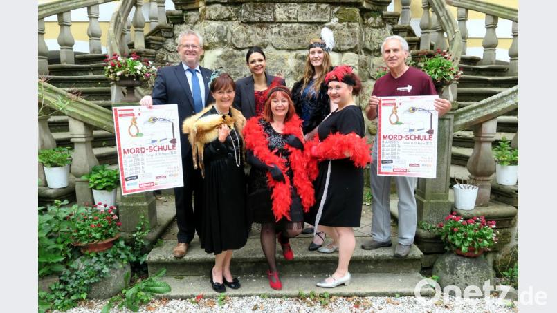 Oberbürgermeister Andreas Feller, Irene Kaaden, Yvonne Hofmann, Sabine Brunner, Margret Gareis, Nina Steinshorn und Vorsitzender Hans Wilhelm (von links) werben für die diesjährige Spielsaison der Theaterbühne Schwandorf. Bild: Hirsch