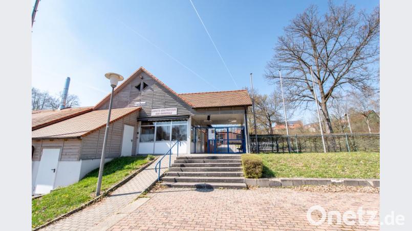 Noch sieht der Eingangsbereich im Freibad aus wie immer. Bald wird sich hier aber einiges ändern. Ein neues Kassensystem mit Ticketautomat ersetzt die bisherige Saisonkraft an der Kasse. Bild: pml