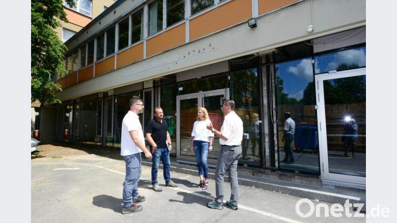 Bastian Pausch, Juretzka Architekten, Bauamtsleiter Uli Rupprecht, Zweite Bürgermeisterin Andrea Lang und Bürgermeister Rainer Rewitzer treffen sich zur regelmäßigen Baubesprechung an der Zottbachtalschule. Im Hintergrund deutlich erkennbar die neuen großflächigen Fenster und die neuen Türen. Das Obergeschoss wird ebenfalls noch saniert, die gelbe Brüstung verschwindet, die Fensterfläche wird vergrößert. Bild: bey
