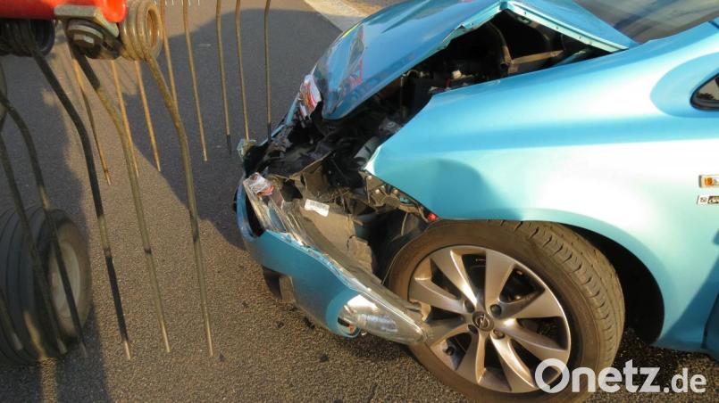 Dem Corsa ist die Begegnung mit dem Traktor nicht gut bekommen. Am Heuwender ist bei dem Zusammenstoß kein Schaden entstanden. Bild: Polizei Sulzbach-Rosenberg